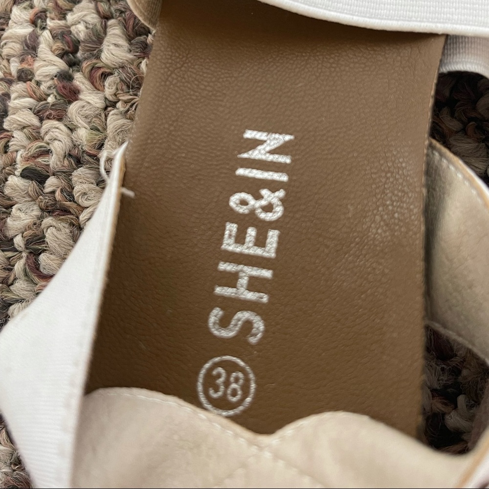 Sandles - Picture 2 of 3
